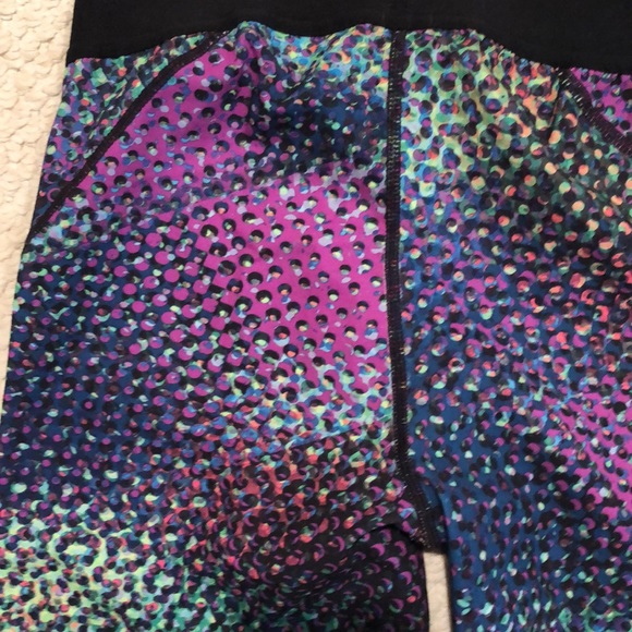 Nike Pro Hyper Cool Kaleidoscope crop leg Workout Leggings - Picture 14 of 16